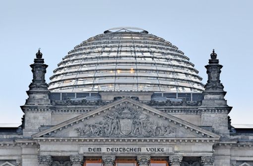 Wer wird nach dem 26. September den Wahlkreis Backnang/Schwäbisch Gmünd  im Bundestag im Berliner Reichstagsgebäude vertreten? Foto: dpa/Paul Zinken