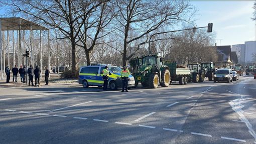 Bereits am Mittag waren einige Traktoren an der Böblinger Kongresshalle vorgefahren. Foto: Jan-Philipp Schlecht