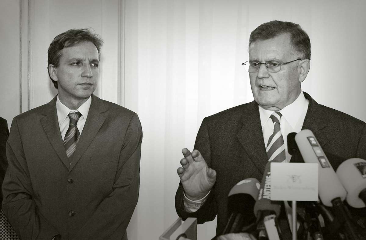Bei einer Pressekonferenz mit Ministerpräsident Erwin Teufel erklärt Christoph Palmer (links)  am 25. Oktober 2004 seinen Rücktritt als Staatsminister – einen Tag nach den Ohrfeigen im Ratskeller. Foto: dpa//Norbert Försterling