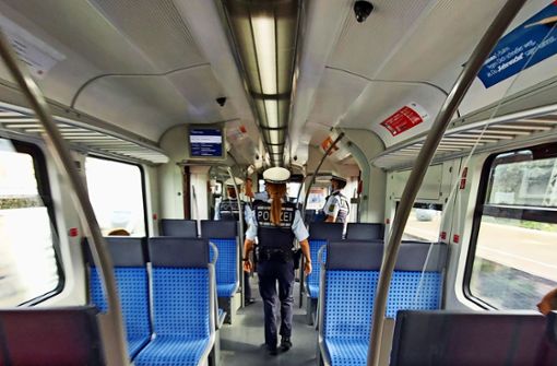 In den S-Bahnen halten sich die Menschen  an die Maskenpflicht, nicht aber an  Bahnsteigen und Bushaltestellen. Foto:  