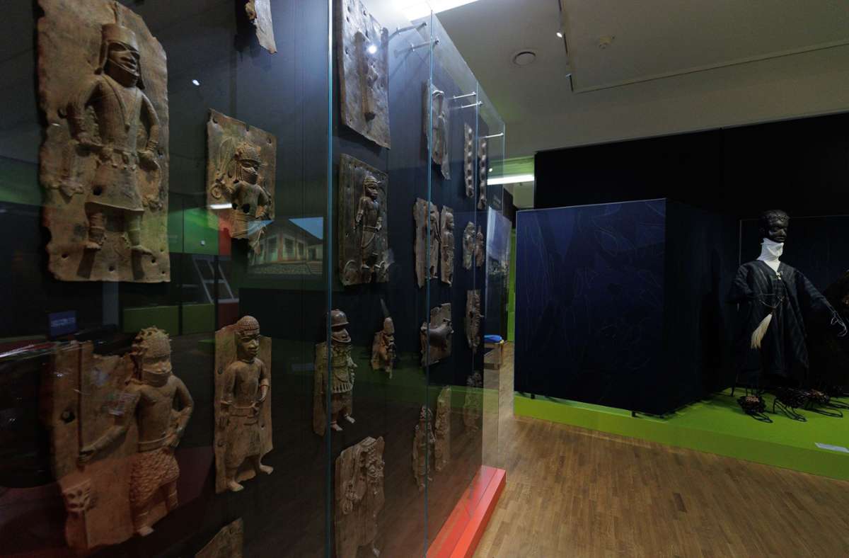 Ausstellungswand mit  Benin-Bronzen im Linden-Museum