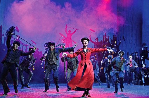 Mary Poppins tanzt mit den Schornsteinfegern auf der Bühne. Die Kinder Jane und Michael sind von ihrem neuen Kindermädchen anfangs gar nicht begeistert. Foto: Stage Entertainment