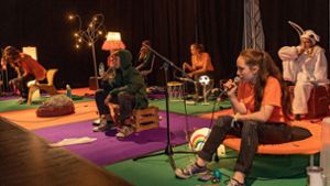 Die neue Produktion der DAT-Kunstschule ist als Live-Hörspiel inszeniert. Foto: DROFITSCH/EIBNER/DROFITSCH/EIBNER