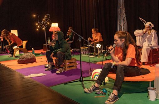 Die neue Produktion der DAT-Kunstschule ist als Live-Hörspiel inszeniert. Foto: DROFITSCH/EIBNER/DROFITSCH/EIBNER