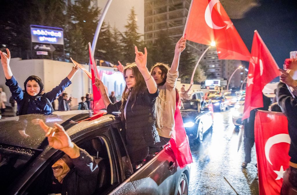 Erdogan-Anhänger freuen sich über das Abstimmungsergebnis.