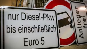 Wer einen Euro-5-Diesel mit Softwareupdate hat, kann trotz Verbot weiter fahren. Die DUH hält diese Regelung für rechtlich nicht haltbar. Foto: Lichtgut/Achim Zweygarth