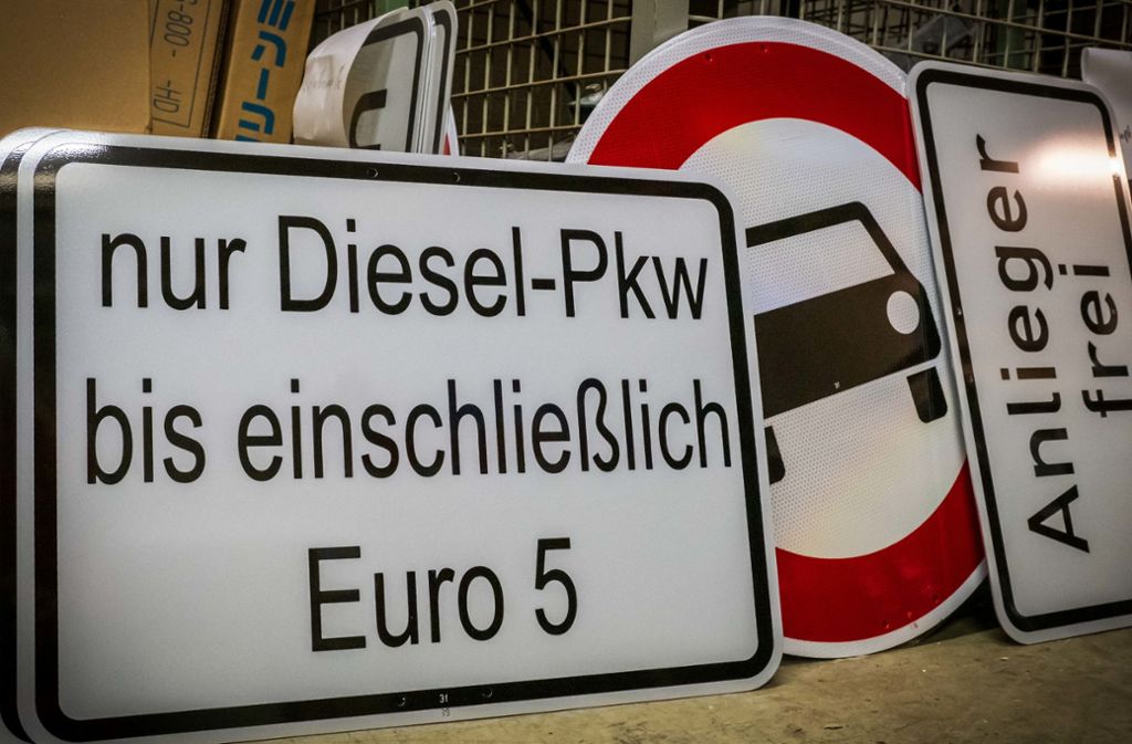 Wer einen Euro-5-Diesel mit Softwareupdate hat, kann trotz Verbot weiter fahren. Die DUH hält diese Regelung für rechtlich nicht haltbar. Foto: Lichtgut/Achim Zweygarth