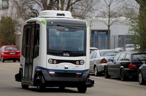 Ein autonom fahrender Bus von „easy mile“ fährt über den Busbahnhof von Monheim. Foto: dpa