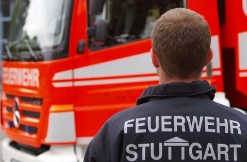 Ein Feuerwehrmann der Wache 5 steht vor einem Fahrzeug in der Degerlocher Tränke. Foto: Rüdiger Ott