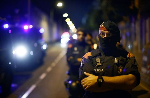 Katalanische Polizisten stehen vor Baracken der Polizeieinheit „Guardia Civil“ in Sant Boi De Llobregat bei Barcelona Foto: AP