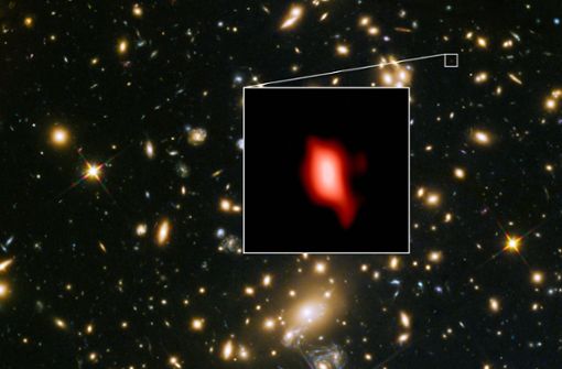 Das vom Hubble-Weltraumteleskop aufgenommene Bild zeigt die Galaxie MACS1149-JD1, die 13,28 Milliarden Lichtjahre von der Erde entfernt ist. Foto: ALMA (ESO/NAOJ/NRAO), NASA/ESA Hubble Space Telescope, W. Zheng (JHU), M. Postman (STScI), the CLASH Team, Hashimoto et al.