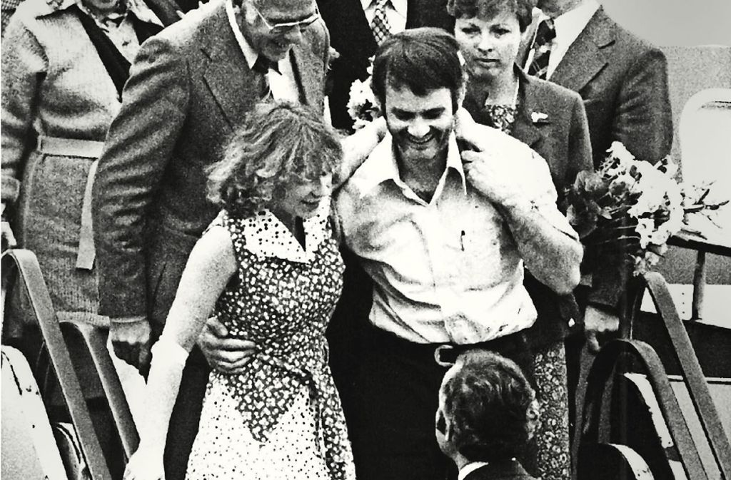 18. Oktober 1977:  Der damals 35 Jahre alte Co-Pilot Jürgen Vietor  und die am Bein verletzte Stewardess Gabi Dillmann treffen nach ihrer Befreiung auf dem Flughafen in Frankfurt/Main ein.