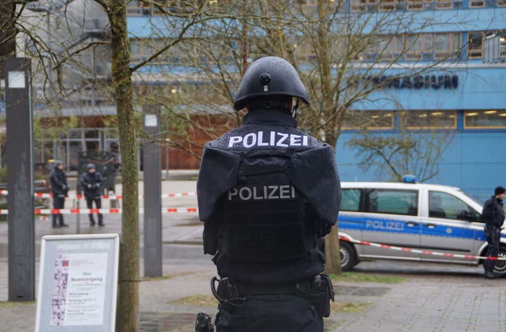 Die Polizei sichert das Gymnasium in Schramberg.