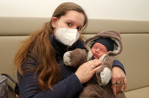 Eine Geburt im Rettungshubschrauber ist sehr selten, aber Mama und Kind haben sie gut überstanden. Foto: dpa/Jens Lintel