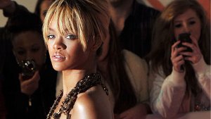 Rihanna versucht sich als Victoria Beckham