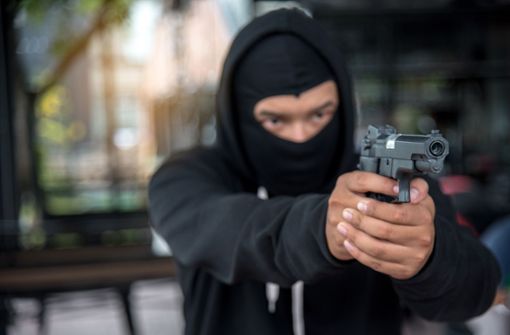 Zwei maskierte Bewaffnete haben am Samstagabend einen Supermarkt in Pfullingen überfallen. (Symbolbild) Foto: Shutterstock/Theeraphong