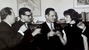 Manfred Nopper mit seiner Frau Angela und Wahlhelfern im Jahr 1966. Foto: privat
