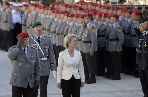 Beim Gelöbnis stehen die Soldaten in Reih und Glied. Bei der vermeintlichen Terrorlage in München ist die Verteidigungsministerin Ursula von der Leyen mit der Alarmierung der Feldjäger vorgeprescht. Foto: dpa