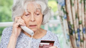 Die Seniorin durchschaut beim zweiten Anruf den Plan der Betrüger (Symbolbild). Foto: Adobe Stock