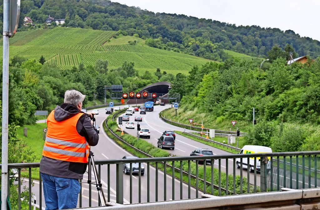 Der Verkehrsexperte Bernd Fischer filmt am  13. Juni 2016 die entspannte Lage vor dem Kappelbergtunnel. Foto: Archiv (Nicklas Santelli)