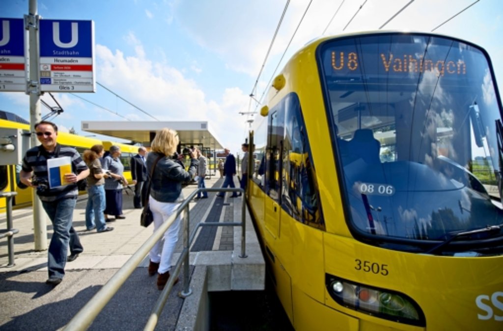 Erkennbar anders: Die neue Stadtbahn auf  ihrer ersten Linienfahrt zwischen Heumaden und Vaihingen.
