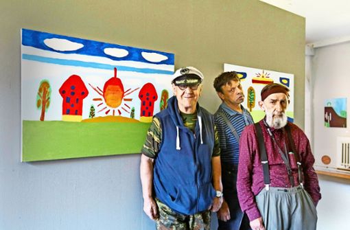 Der malende Kapitän Albert Giese, Buntstiftfan Josef Wicker und Klaus Rexin, der zeichnet und dichtet (von links) Foto: Horst Haas