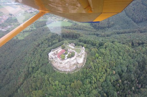 Die Heimat aus der Vogelperspektive: bei einem Rundflug kann man auch die  Burg Hohenneuffen von oben bewundern. Foto: V. Andreas