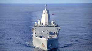 US-Kriegsschiffe – hier die USS Arlington – nehmen Kurs auf den Nahen Osten. Foto: dpa