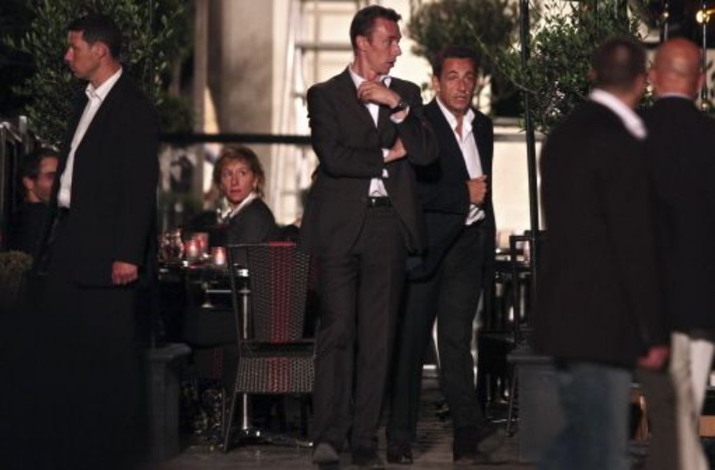 Es ist Monsieur le Président soi-même: Ob Nicolas Sarkozy von nun an in allen Drehpausen Händchen hält?