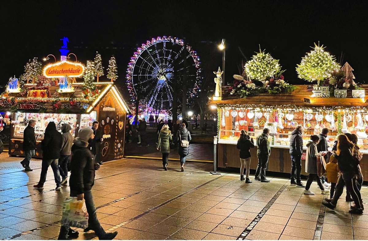 Sieht aus wie ein Weihnachtsmarkt, ist aber keiner: Süßwarenbuden vor dem Riesenrad am Schlossplatz.
