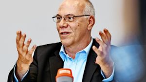 Enzo Savarino, der 1. Bevollmächtigte der IG Metall Friedrichshafen-Oberschwaben, sitzt für die Arbeitnehmerseite  im Aufsichtsrat der ZF. Er übt heftige Kritik an der Stadt Friedrichshafen. Foto: dpa