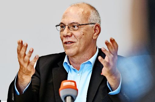 Enzo Savarino, der 1. Bevollmächtigte der IG Metall Friedrichshafen-Oberschwaben, sitzt für die Arbeitnehmerseite  im Aufsichtsrat der ZF. Er übt heftige Kritik an der Stadt Friedrichshafen. Foto: dpa