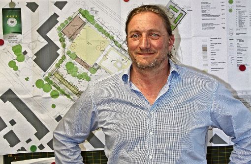 Matthias Bolay in seinem Büro vor den Neubauplänen der Schule Foto: Torsten Ströbele