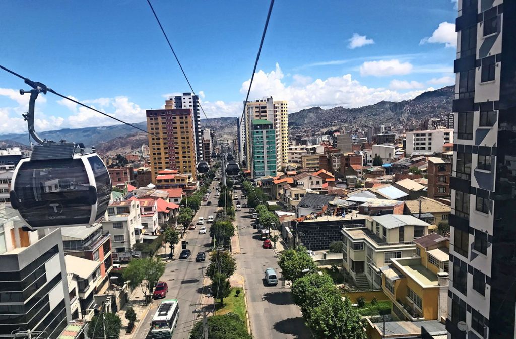 So schwebt man mit der Seilbahn über den Straßen der bolivianischen Millionenstadt La Paz.