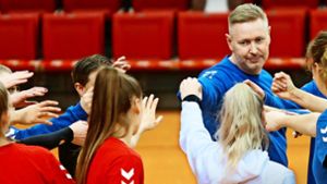 Viele Hände für den gemeinsamen Erfolg: Der  neue  Trainer  Tore Aleksandersen setzt auf Teamgeist und stellt hohe Ansprüche an die Bundesliga-Volleyballer Foto: Baumann