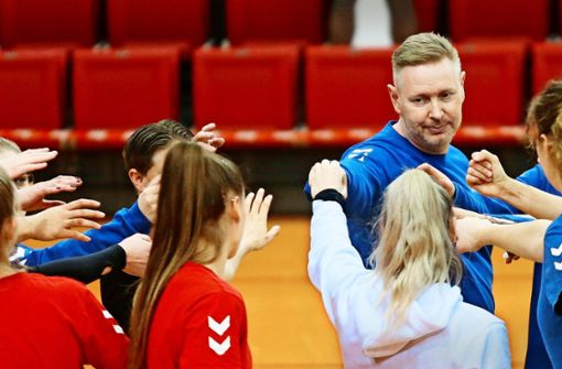 Viele Hände für den gemeinsamen Erfolg: Der  neue  Trainer  Tore Aleksandersen setzt auf Teamgeist und stellt hohe Ansprüche an die Bundesliga-Volleyballer Foto: Baumann