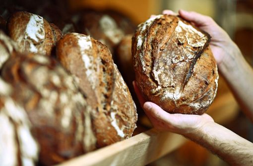 Frisches Brot ist beliebt. Aber Kostendruck bringt immer mehr traditionelle Backbetriebe in die Bredouille. Hinzu kommt ein teilweise massiver Personalmangel. Foto: dpa/Uwe Anspach