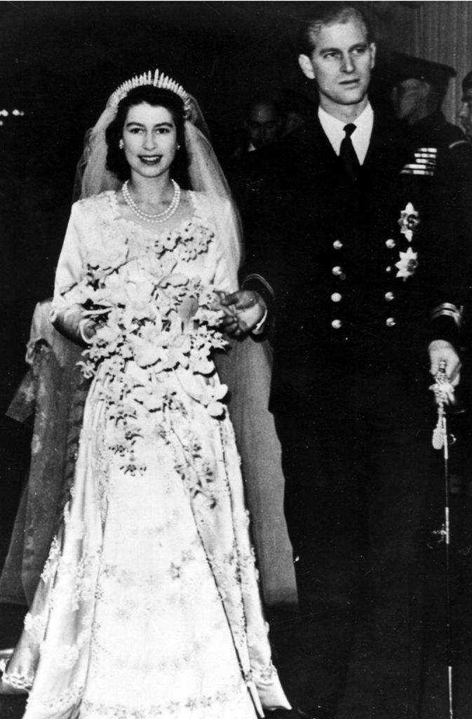 November 1947: Daran haben die Engländer zu schlucken. Ihre Prinzessin „Lilibet“ heiratet einen Adligen mit deutschen Wurzeln - und das gerade einmal zwei Jahre nach dem Krieg. Doch Kronprinzessin Elisabeth besteht auf die Ehe mit Philip Mountbatten. Seine beiden Schwestern sind übrigens nicht eingeladen - beide sind mit deutschen Adligen verheiratet.