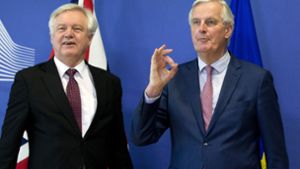 Michel Barnier (rechts), Beauftragter der EU-Kommission für den Brexit, und David Davis, Brexit-Minister von Großbritannien, nehmen an einem gemeinsamen Treffen in Brüssel teil. Foto: AP