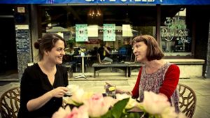 Katinka Keller (links) und Liane Schmid vor dem Café Stella Foto: Lichtgut/Max Kovalenko