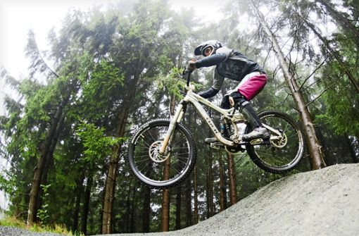 Ob Dirtpark oder Trails im Wald: In Steinenbronn fehlt es an Möglichkeiten für Mountainbiker, ihrem Sport auf legalen Flächen nachzugehen. Foto: Symbolbild dpa/Julian Stratenschulte