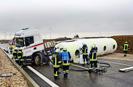 Einsatzkräfte der Feuerwehr sichern den havarierten Tanklastzug bei Dornstadt. Foto: dpa