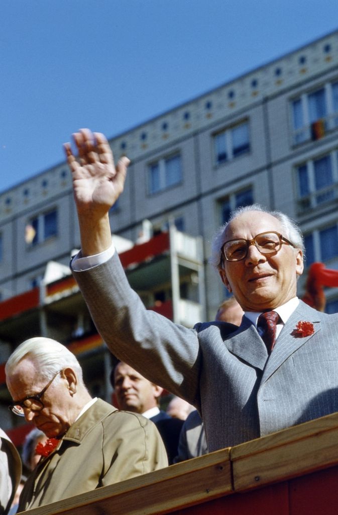 Die Sozialistische Einheitspartei Deutschlands, die SED, ist eine der Wurzeln der Linken. Hier der Partei- und DDR-Staatschef Erich Honecker, links Willi Stoph, bei einer Kundgebung am 1. Mai 1986 in Ost-Berlin. Der Tag der Werktätigen wurde nicht nur in der DDR groß gefeiert.