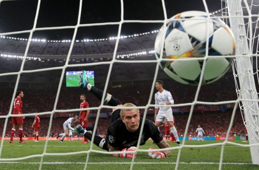 Liverpools Torwart Loris Karius schaut dem Ball hinterher, der zum 2:1 für Madrid ins Tor fällt. Foto: dpa