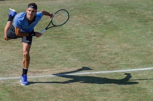 Beim Rasenturnier in Stuttgart verlor der Rekord-Grand-Slam-Sieger Roger Federer am Mittwoch überraschend gegen Tommy Haas. Foto: dpa