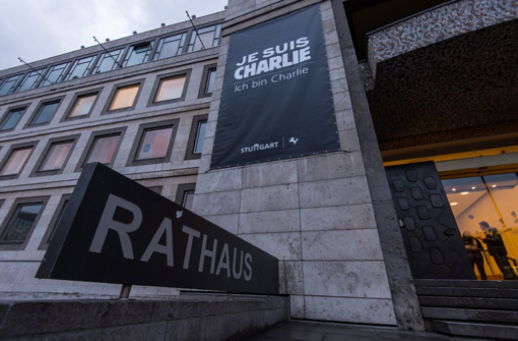 Auf dem 3,10 Meter breiten und 5,50 Meter hohen Banner am Stuttgarter Rathaus prangt der Schriftzug Je suis Charlie in Gedenken an die Opfer des Anschlags auf das französische Satiremagazin Charlie Hebdo.