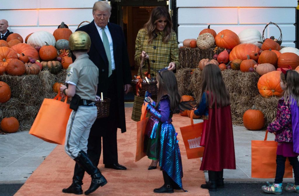 Brav warten, bis man dran ist: Kostümierte Kinder bekommen Süßigkeiten von Donald Trump und seiner Frau Melania.
