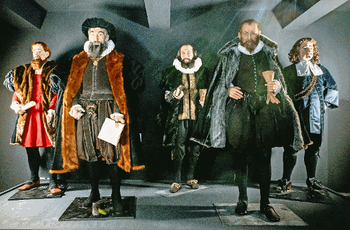 Kleider machen Leute: Im Hansemuseum ist auch zu sehen, wie die Hanse- Kaufleute früher gekleidet waren. Foto: dpa