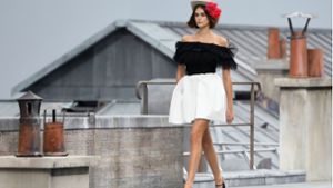 Chanel entführt auf die Dächer von Paris – inklusive Flitzerin