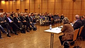 Viele Bürger und Stadträte wollten sich am Freitag in der Stettener Festhalle über die Pläne des Kreises informieren. Foto: Natalie Kanter